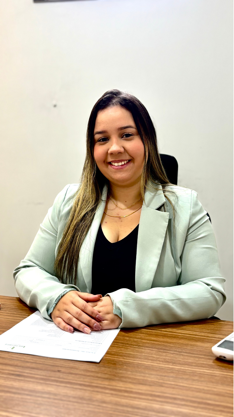 Laís Ferreira, nutricionista, em atendimento sorrindo